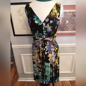 NWT Tahari sleeveless dress, twist detail at waist, floral size M, has stretch